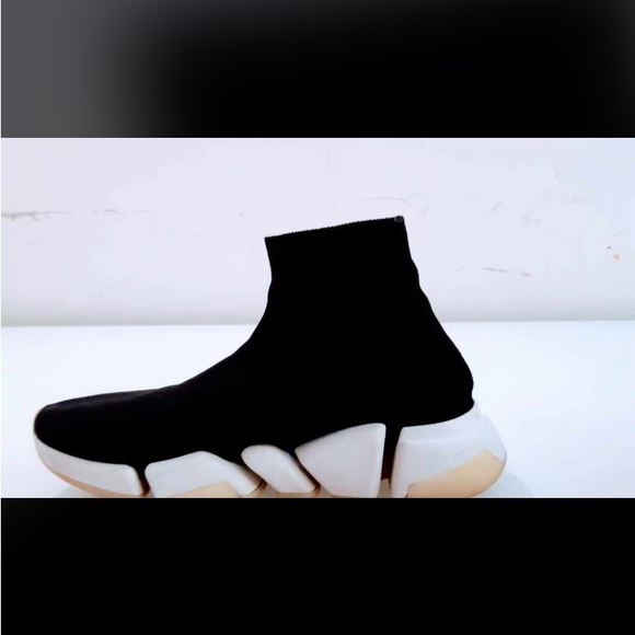 Hey everyone! It’s been used but still in very good condition! Glows in the dark - Picture 2 of 5